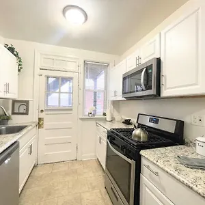 Garden Style @ Forest Park & City! Apartment